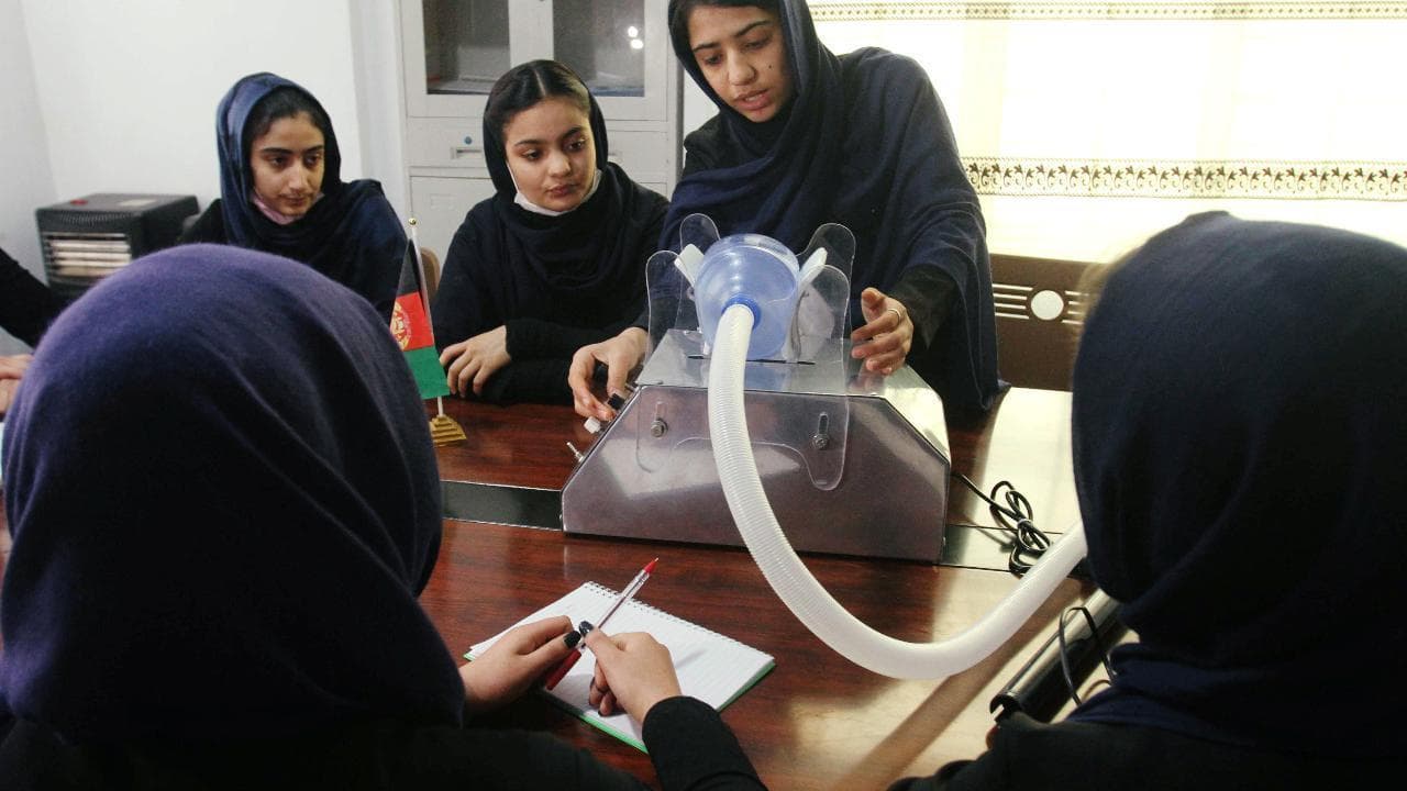 Coronavirus, in Afghanistan sei studentesse di liceo inventano un ventilatore polmonare per gli ospedali