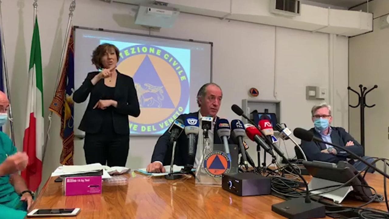 Coronavirus, Zaia fa testare al giornalista il tampone rapido in diretta: "Risultato in 7 minuti"