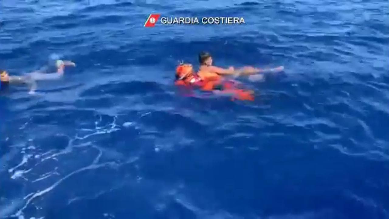Migranti, soccorse 17 persone al largo di Lampedusa: le immagini del salvataggio di due ragazzi in mare