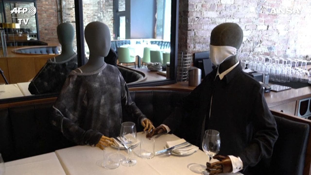 Montreal, a tavola fra i manichini: così al ristorante si mantiene il distanziamento sociale