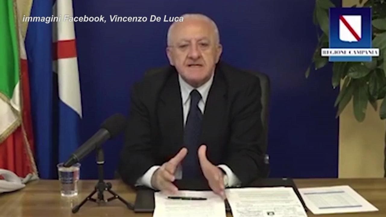 Coronavirus, De Luca: "Mettetevi queste benedette mascherine. Non temete di apparire démodé"