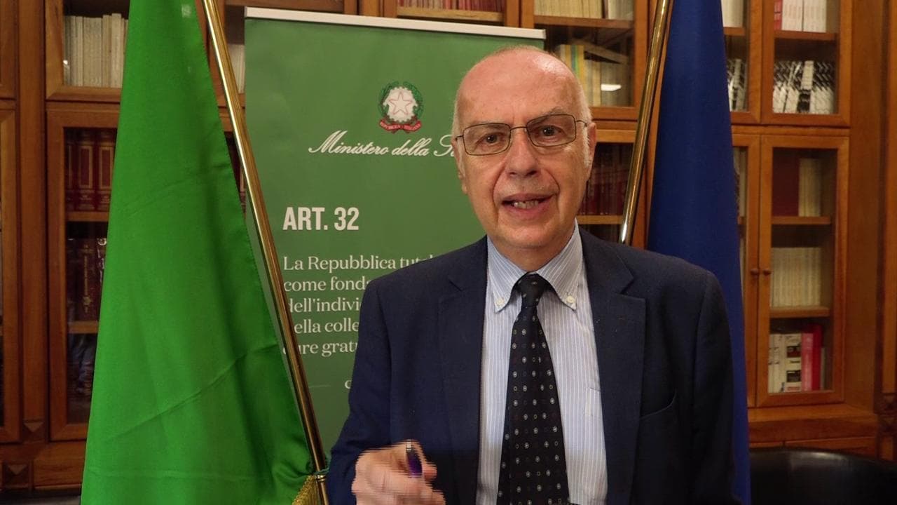 Coronavirus, focolai per casi importati. Rezza: "Vanno rafforzate misure di distanziamento sociale"