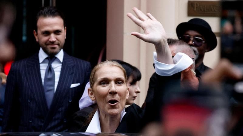 Celine Dion il 23 luglio saluta i fan all'uscita dell'albergo parigino