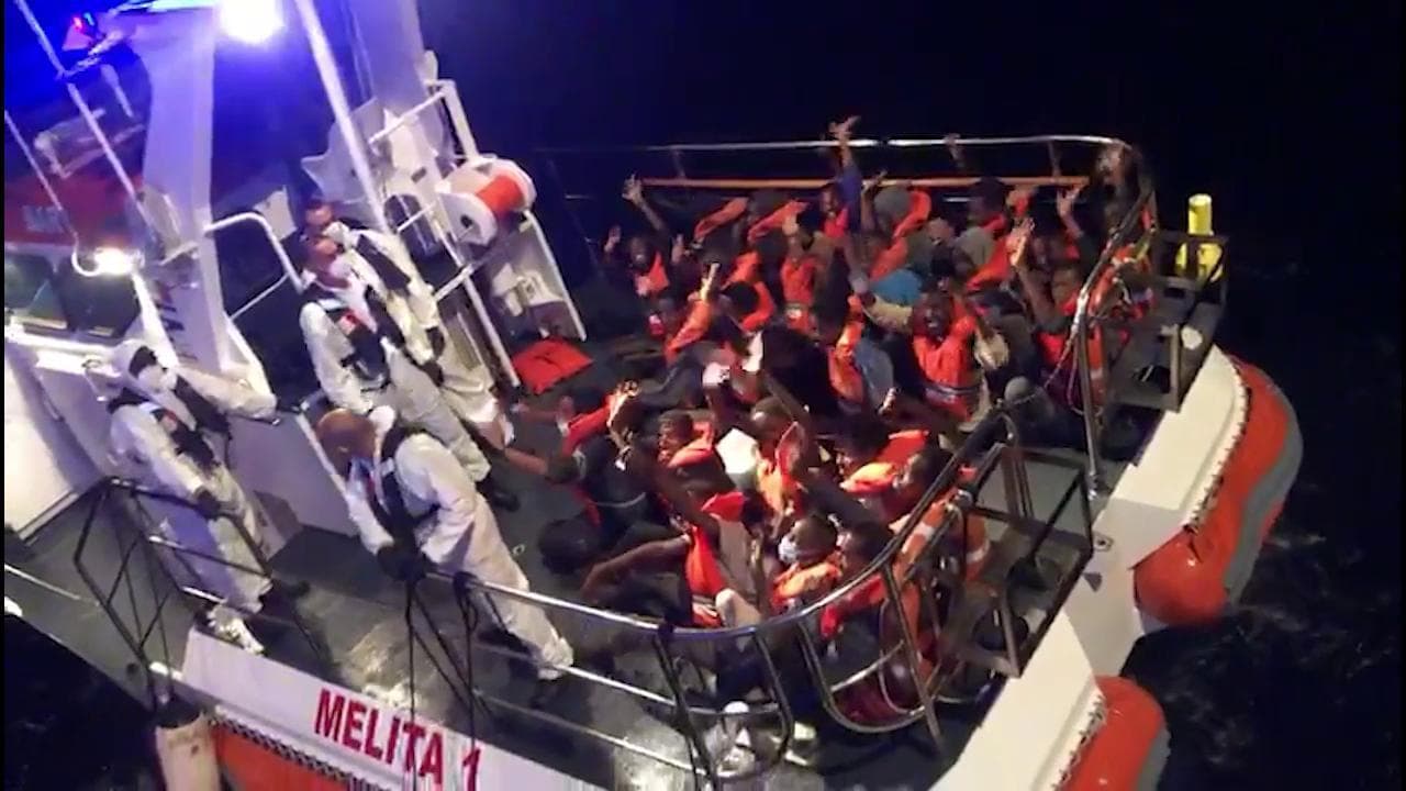 Nave Talia, lo sbarco nella notte dei 50 migranti bloccati in mare da giorni