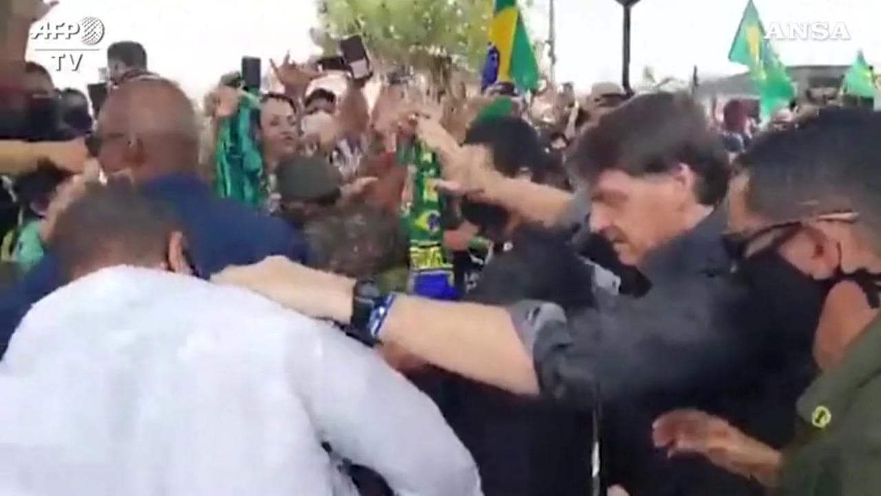 Bolsonaro positivo al Coronavirus: quando senza mascherina salutava migliaia di persone