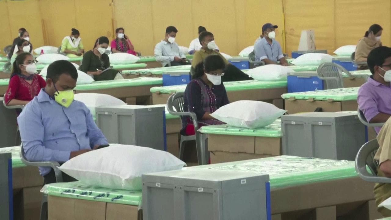 Coronavirus, 10 mila letti di cartone: in India l'ospedale temporaneo più grande del mondo