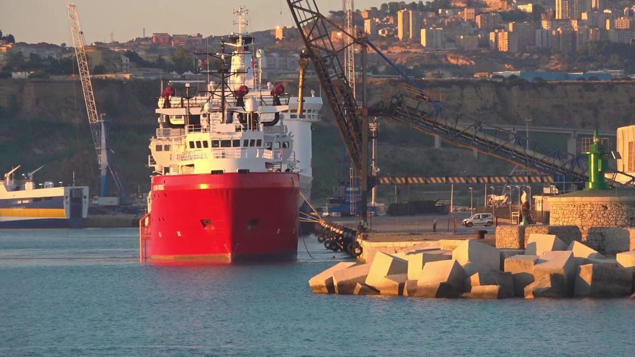 Porto Empedocle, la Ocean Viking entra in porto