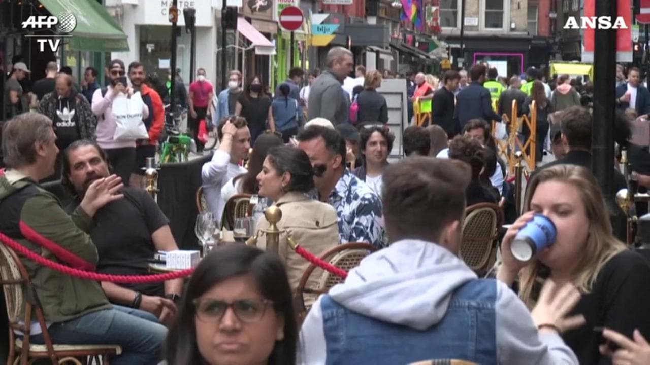 Coronavirus, a Londra pub affollati nel giorno della riapertura