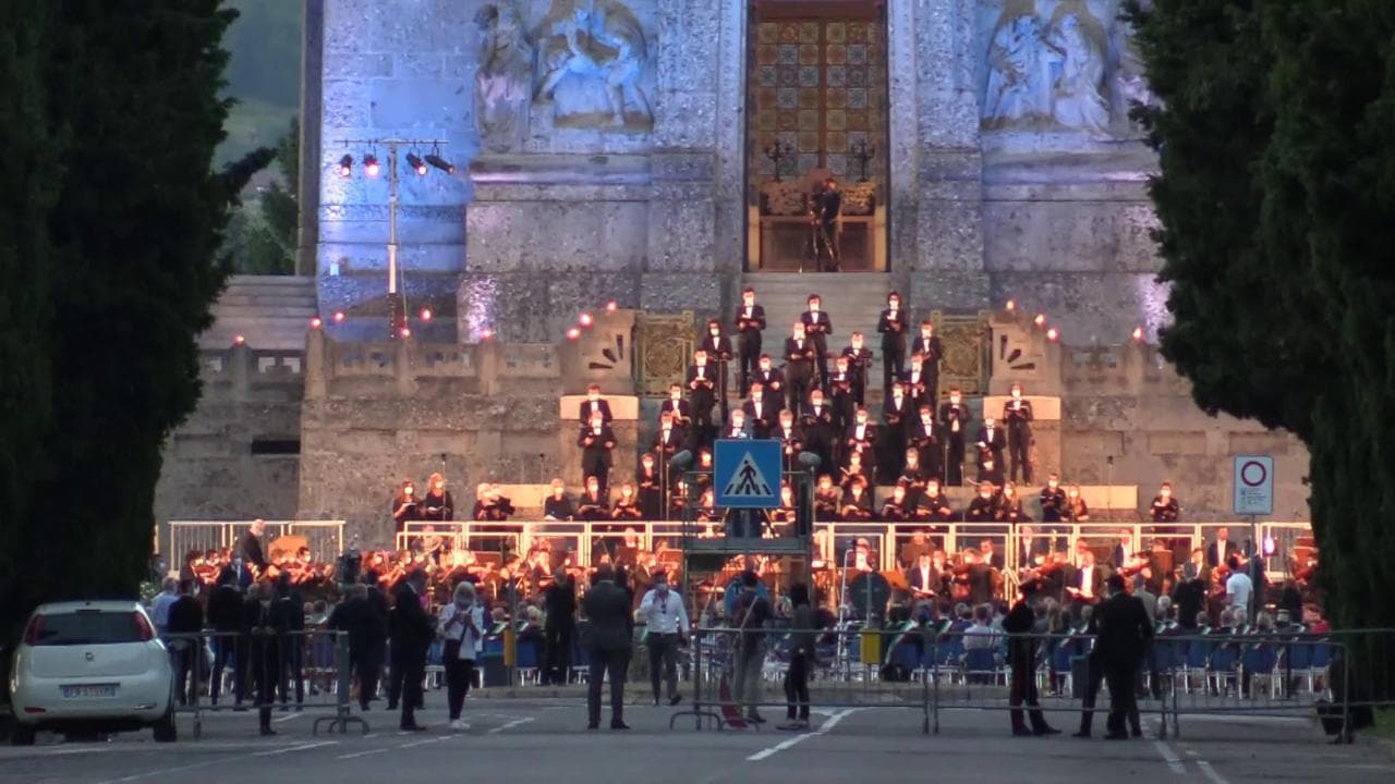 Mattarella a Bergamo, l'omaggio alle vittime di coronavirus: musicista suona per padre e sorella morti