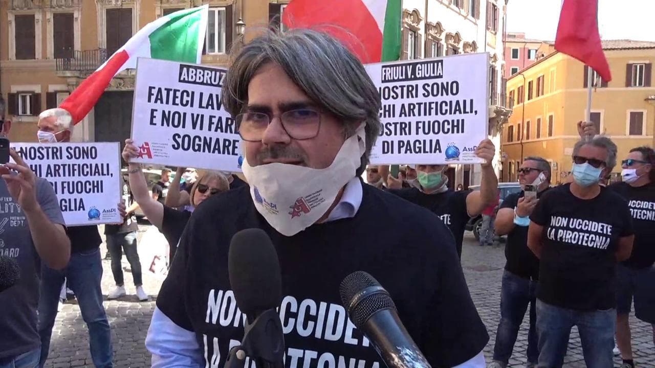 Coronavirus, la protesta degli operatori pirotecnici: "Il Governo ha abbandonato gli artisti dei fuochi d'artificio"