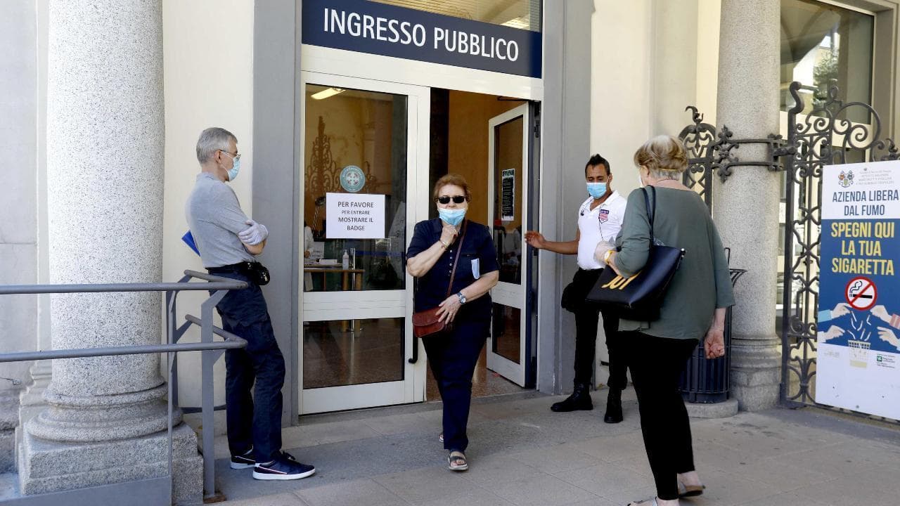 Coronavirus, i primi parenti tornano al Trivulzio: "Ho tolto la mascherina e mia madre ha pianto"