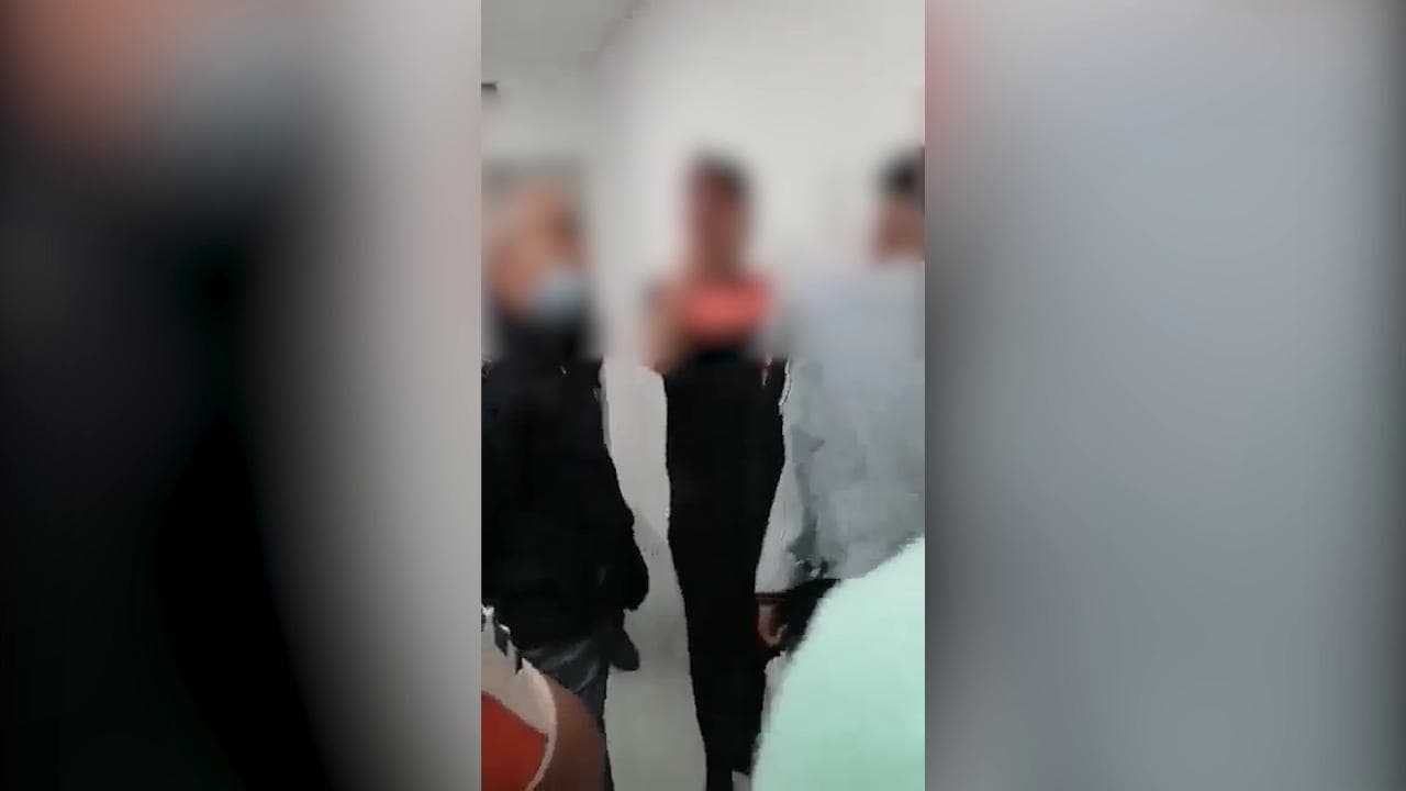 Agrigento, il poliziotto ai migranti: "Sei ospite e devi rispettare la legge, dagli uno schiaffo". Il video delle umiliazioni