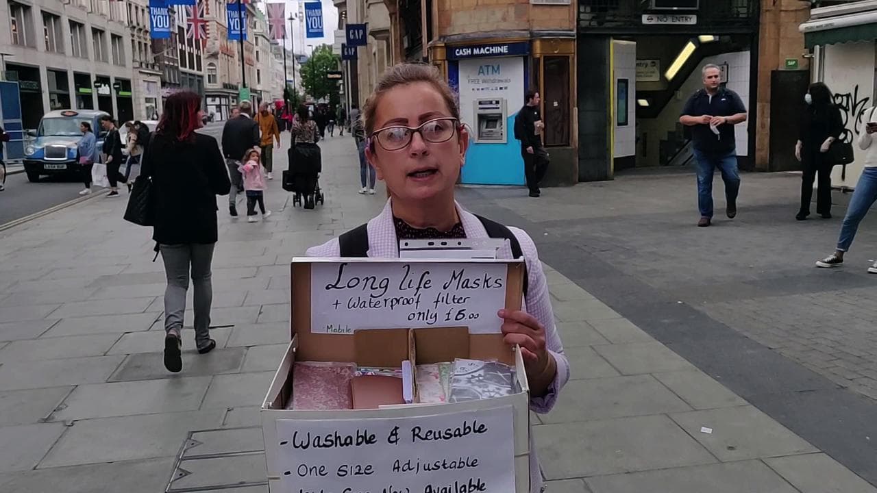 Coronavirus, è italiana l'unica venditrice ambulante di mascherine autorizzata dal Comune di Londra