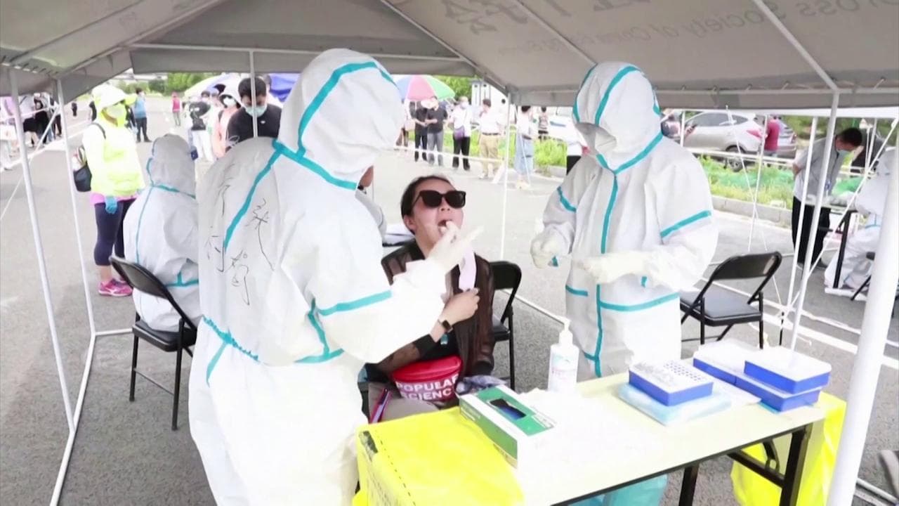 Coronavirus, a Pechino casi ancora in aumento: i cittadini in coda per il tampone