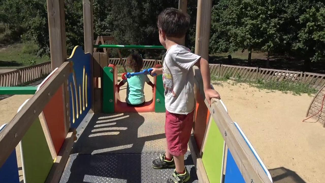 Fase 3, a Roma riaprono le aree gioco (anche se restano i sigilli): la felicità di genitori e bimbi