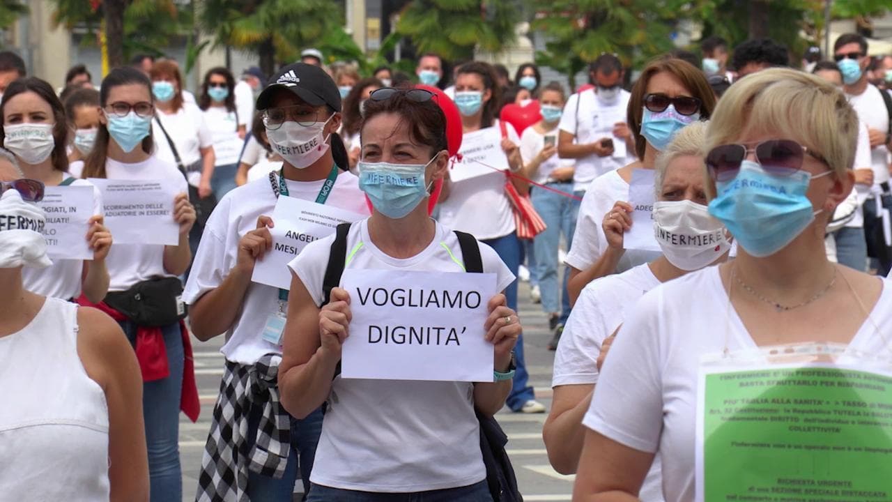 Coronavirus, flash mob degli infermieri a Milano: "Noi ammalati e abbandonati"