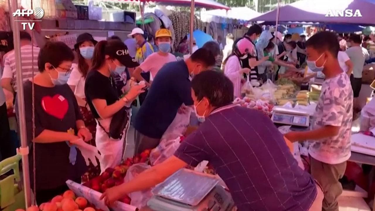 Coronavirus, a Pechino mercati affollati nonostante l'allarme di nuovi focolai
