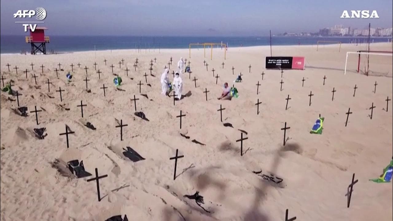 Brasile, 100 tombe in spiaggia a Copacabana per ricordare vittime coronavirus e contestare governo