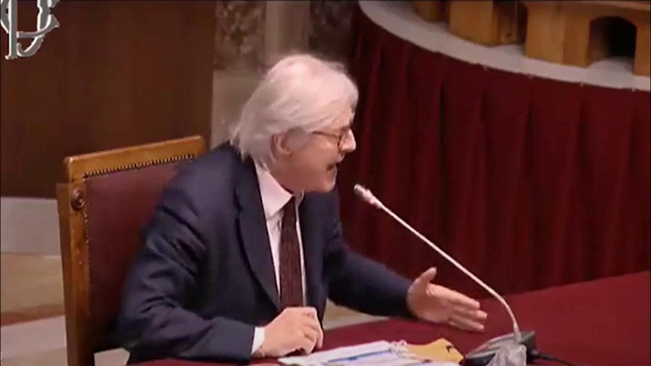 Coronavirus, Sgarbi si rifiuta di mettere la mascherina in commissione alla Camera: urla e seduta sospesa