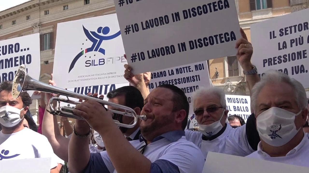 Coronavirus, i lavoratori delle discoteche in piazza: "Il governo ci ha abbandonati: noi soluzione alla movida selvaggia"
