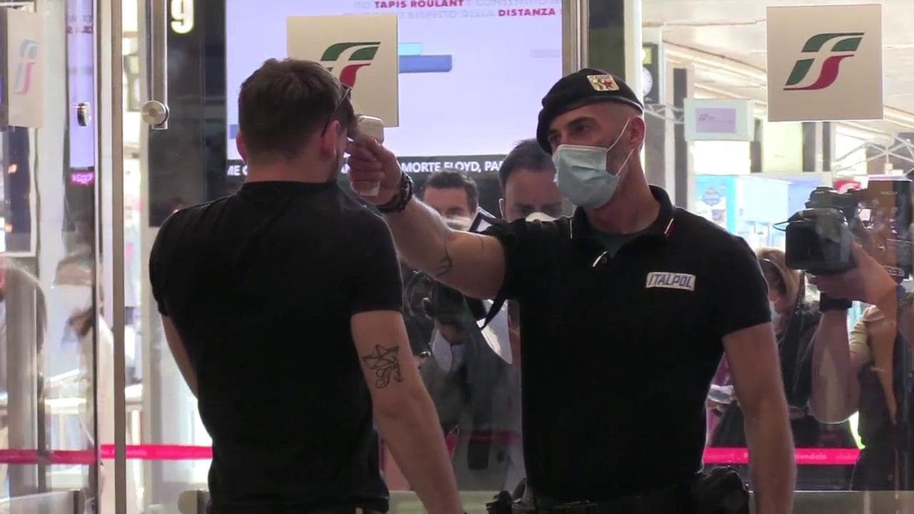 Fase 3, termoscanner e controlli. Ma alla stazione Termini si fa festa per le famiglie riunite