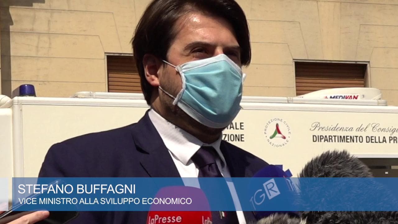 Fase 2, Buffagni su passaporto sanitario: "Alcuni governatori dovrebbero usare di più il cervello"