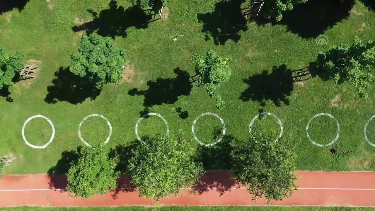 Istanbul fase 2, cerchi disegnati sul prato per il distanziamento nel parco