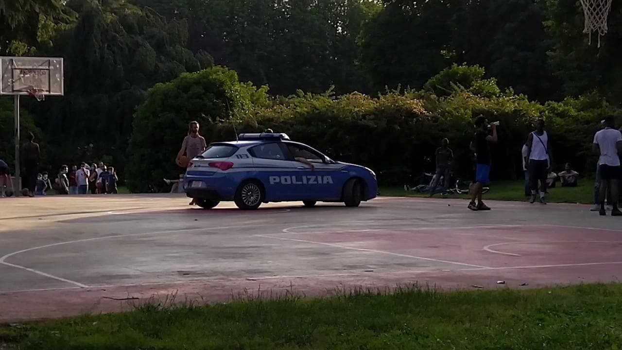 Milano fase 2, basket al parco Sempione: polizia entra in campo con l'auto e disperde l'assembramento