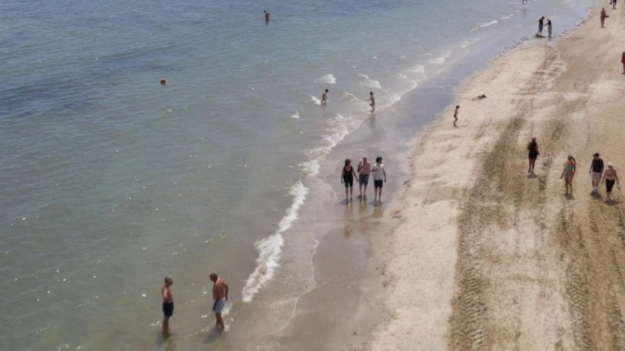 Fase 2, a Rimini il primo bagno dopo il lockdown: le immagini delle spiagge dal drone