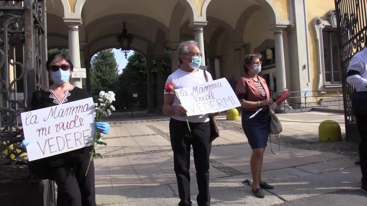 Coronavirus, al Pio Albergo Trivulzio parenti in protesta: "Esposto collettivo per le morti, ma ora fateci vedere i vivi"