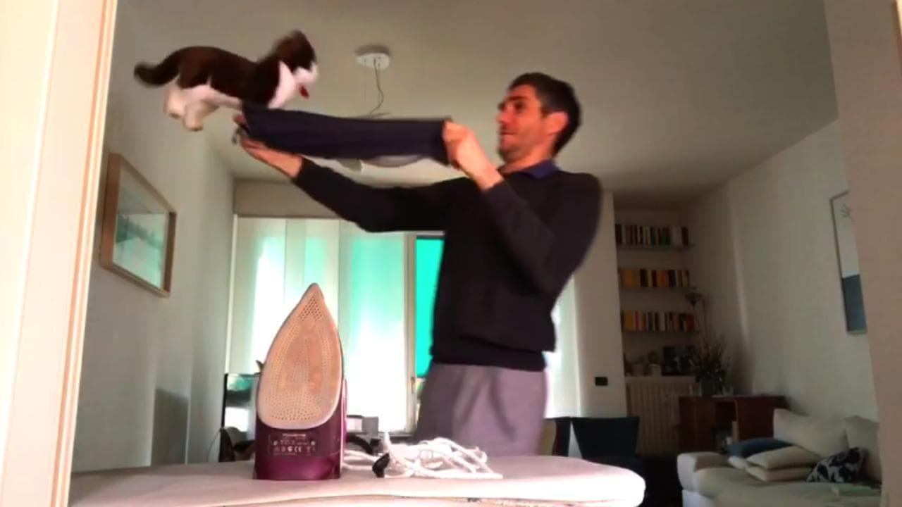 Lontani per la quarantena vicini grazie a dei video: la trovata di un padre per far ridere il figlio