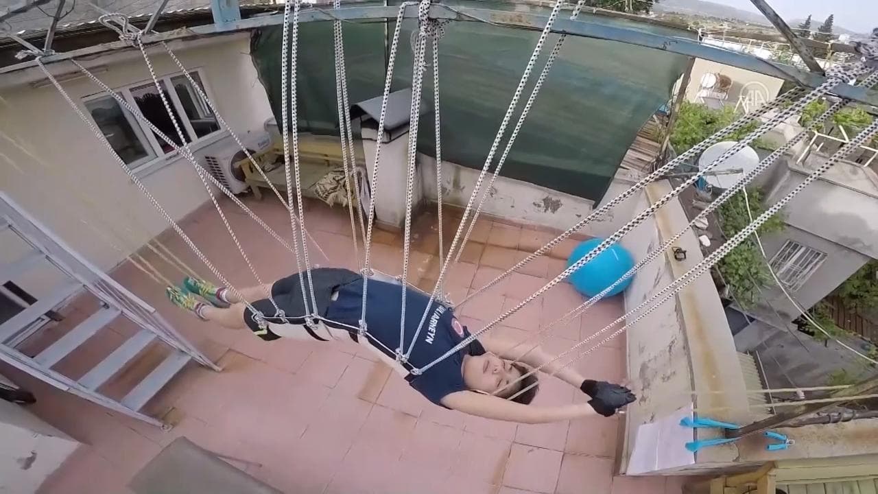 Turchia, un macchinario per nuotare senz'acqua: l'allenamento del giovane atleta