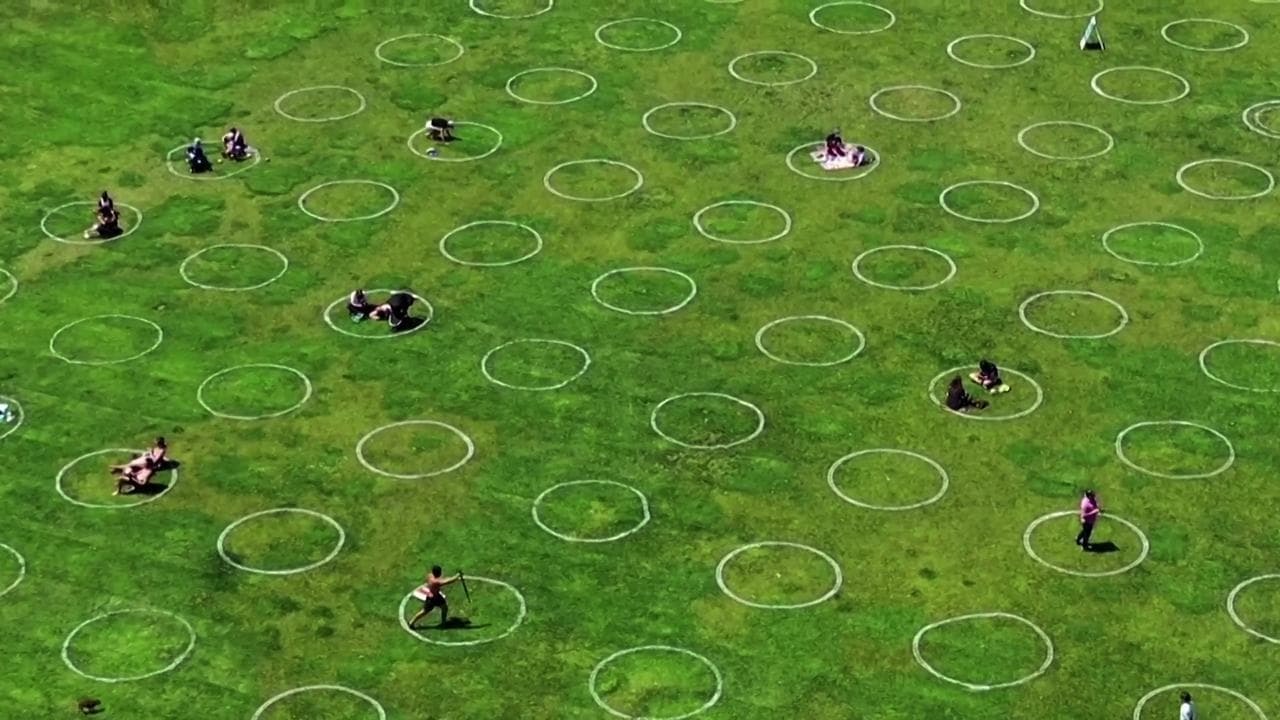 San Francisco, dei cerchi disegnati sul prato del parco per il distanziamento sociale