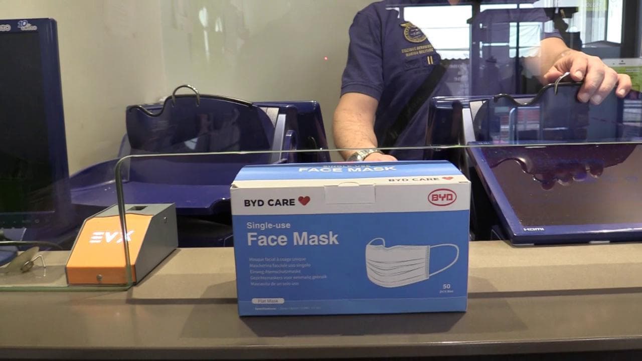 Coronavirus, a Milano le mascherine chirurgiche arrivano ai tabaccai: "Vendute tutte in poche ore"