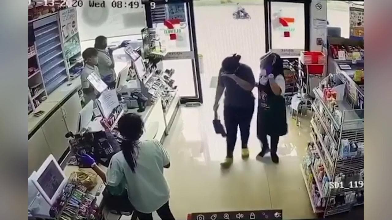 Covid, commessa si confonde: spruzza disinfettante negli occhi della cliente invece di controllarne la temperatura