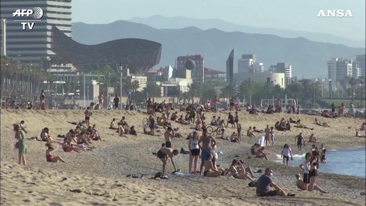 Coronavirus, finisce il lockdown a Barcellona: la spiaggia viene presa d'assalto