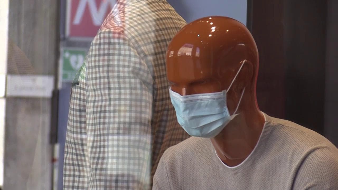 Fase 2, a Milano manichini in vetrina con le mascherine: "È un segno di rispetto"
