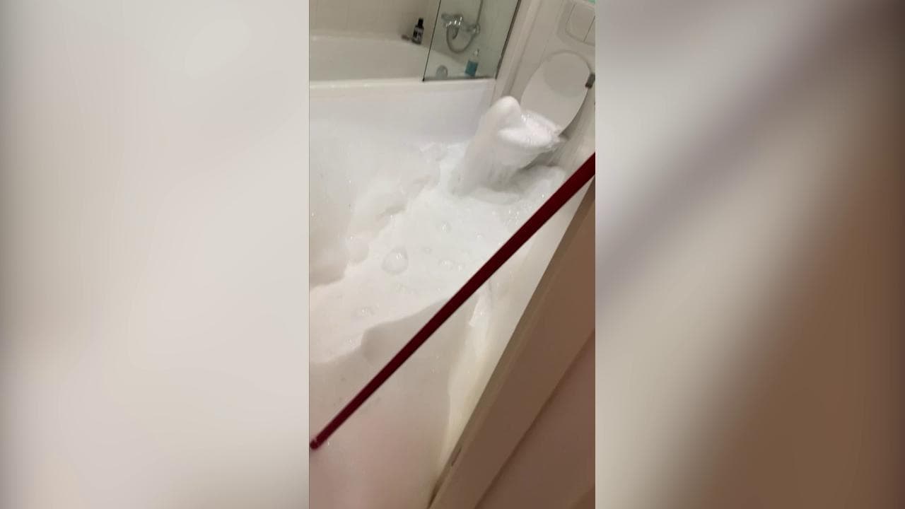 Di notte sente un rumore nel bagno, scopre che sta succedendo qualcosa di inspiegabile