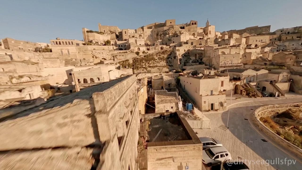 Coronavirus, il drone in volo su Matera: il fascino dei vicoli deserti durante il lockdown