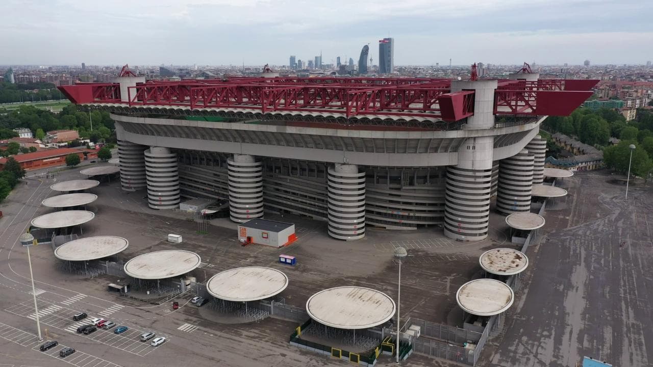 Coronavirus, Serie A: a Milano lo stadio di San Siro deserto visto dal drone