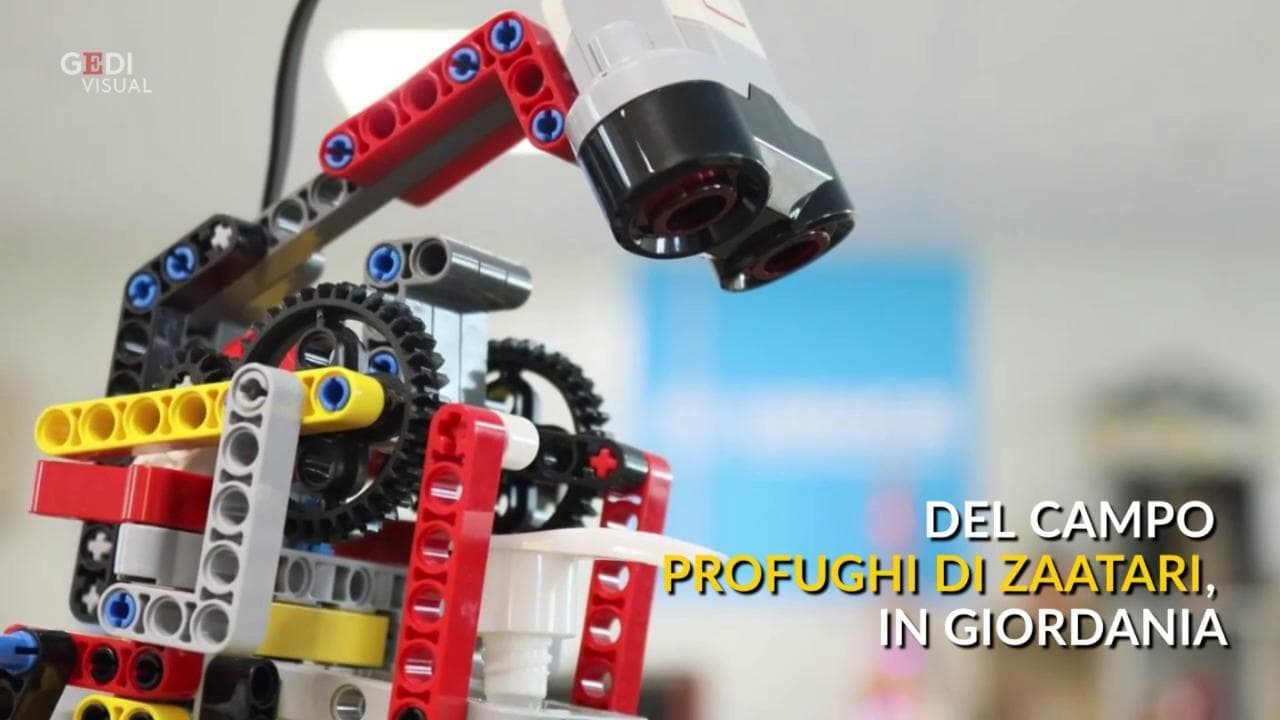 Coronavirus, i rifugiati siriani costruiscono un robot Lego: distribuisce disinfettante nel campo