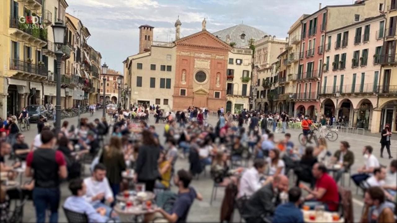 Fase 2, riprende la movida: folla di giovani senza mascherina durante l'aperitivo