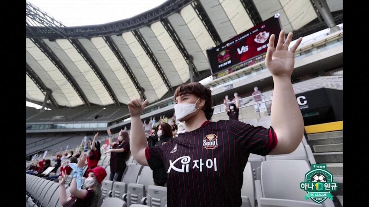 Coronavirus, Seul: bambole gonfiabili nello stadio vuoto