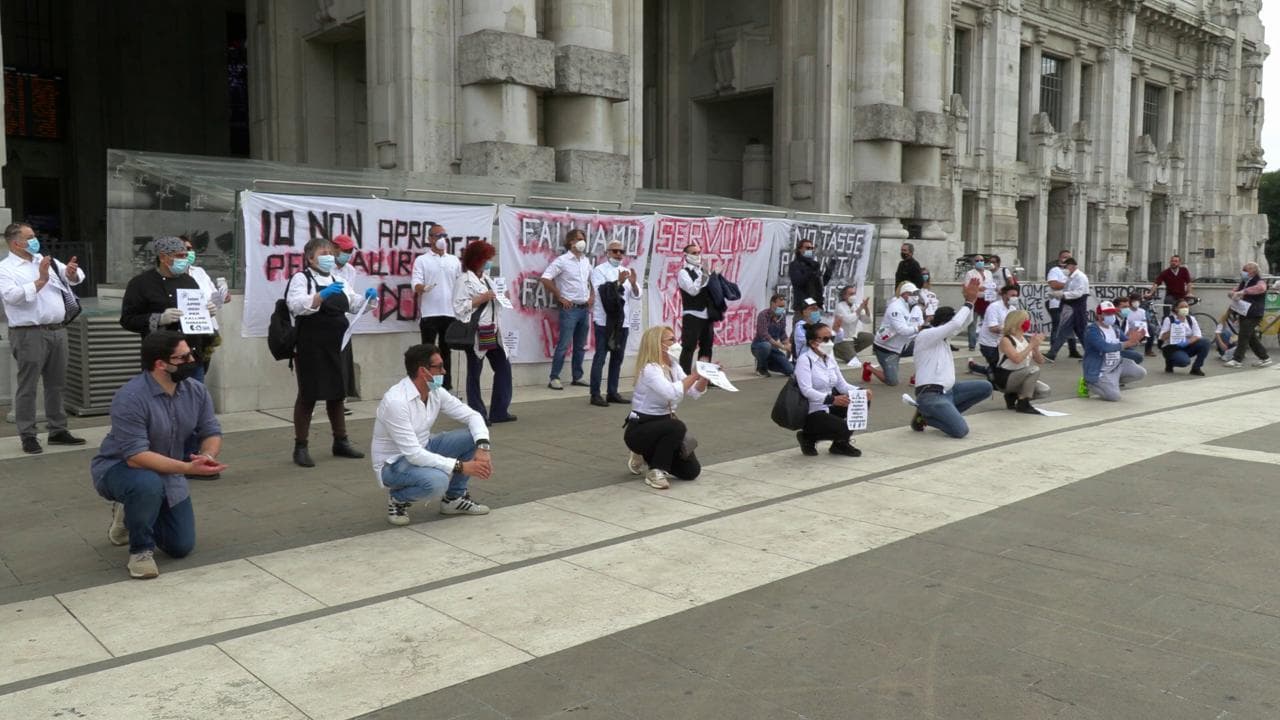 Coronavirus, flash mob dei ristoratori a Milano: in ginocchio, applauso ironico al governo