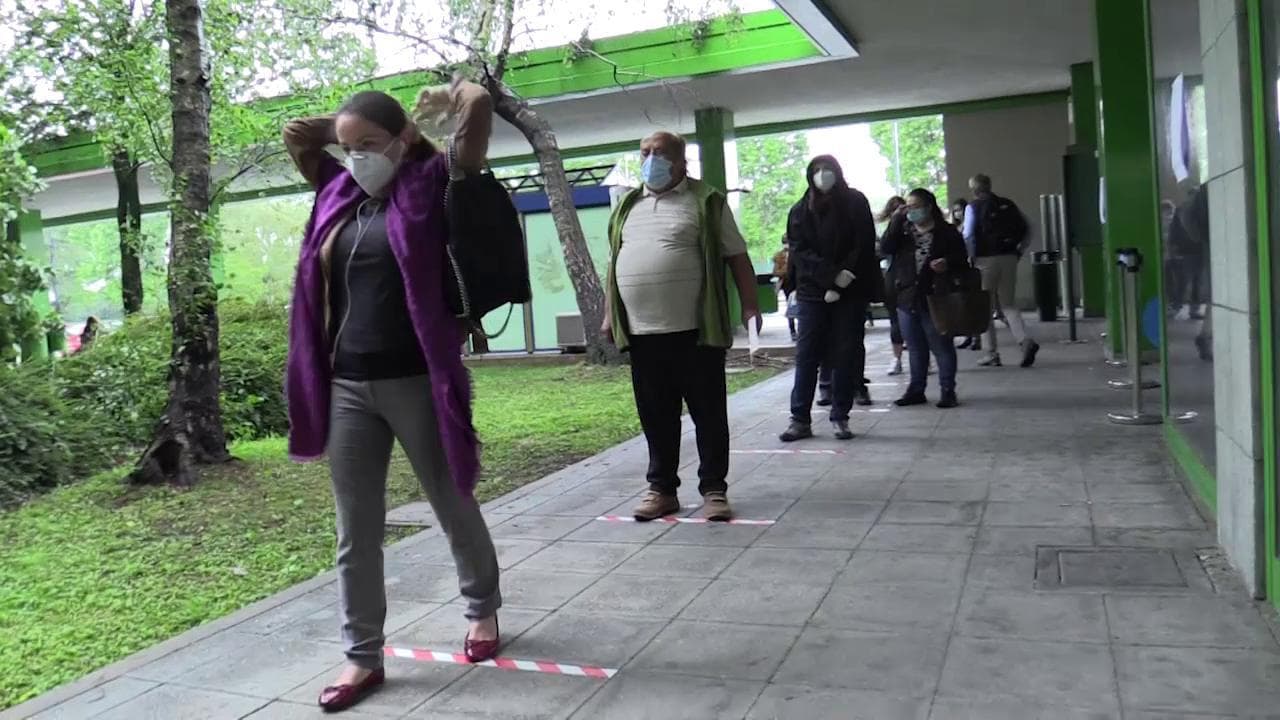 Coronavirus, a Milano in coda per il test sierologico: "Dobbiamo lavorare, vogliamo stare tranquilli"