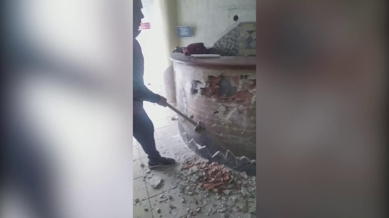 Coronavirus, distrugge la sua pizzeria a martellate: "Impossibile riaprire, grazie Covid-19"