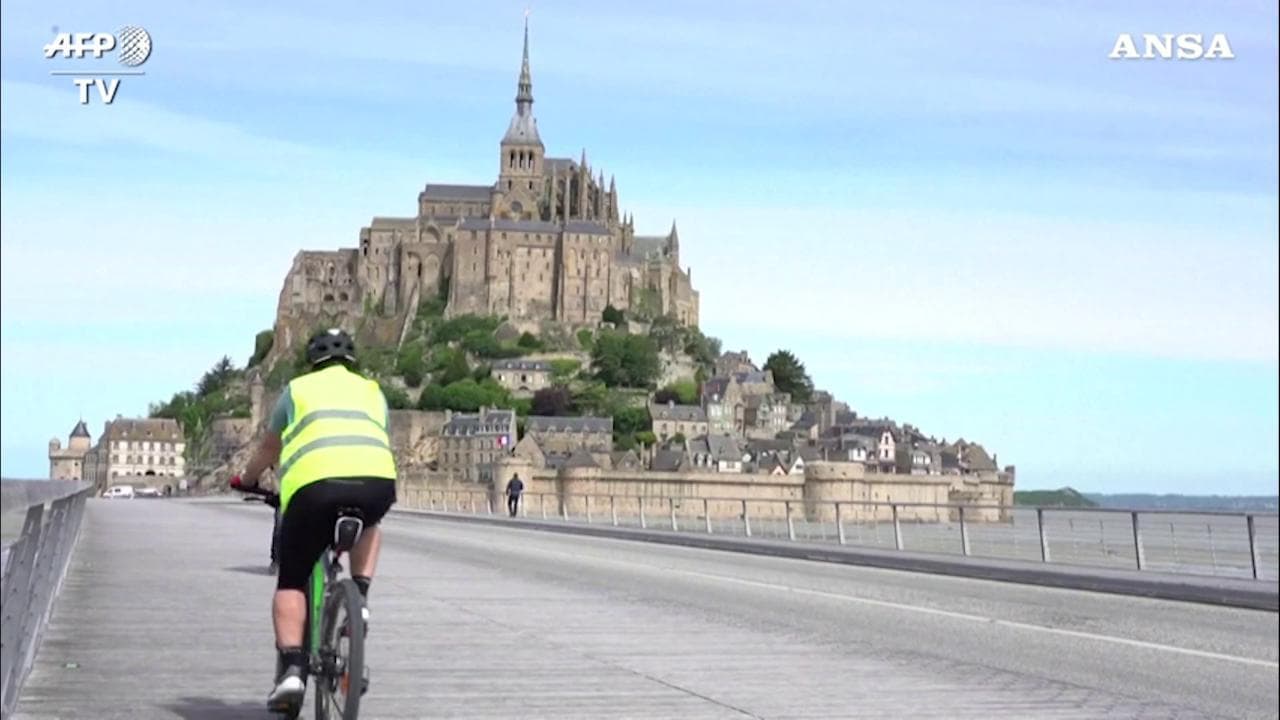 Coronavirus, torna la vita a Mont Saint-Michel: il gioiello della Normandia riapre ai visitatori