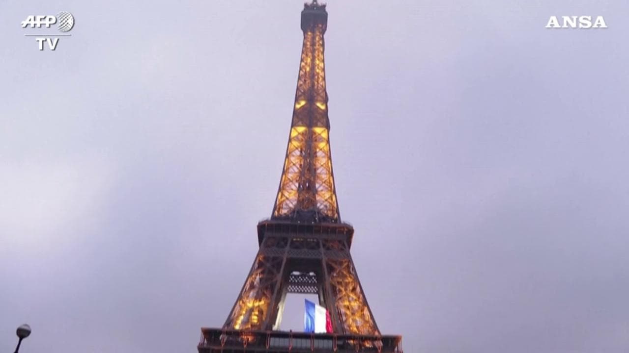 Coronavirus, la Tour Eiffel si illumina per omaggiare i lavoratori essenziali