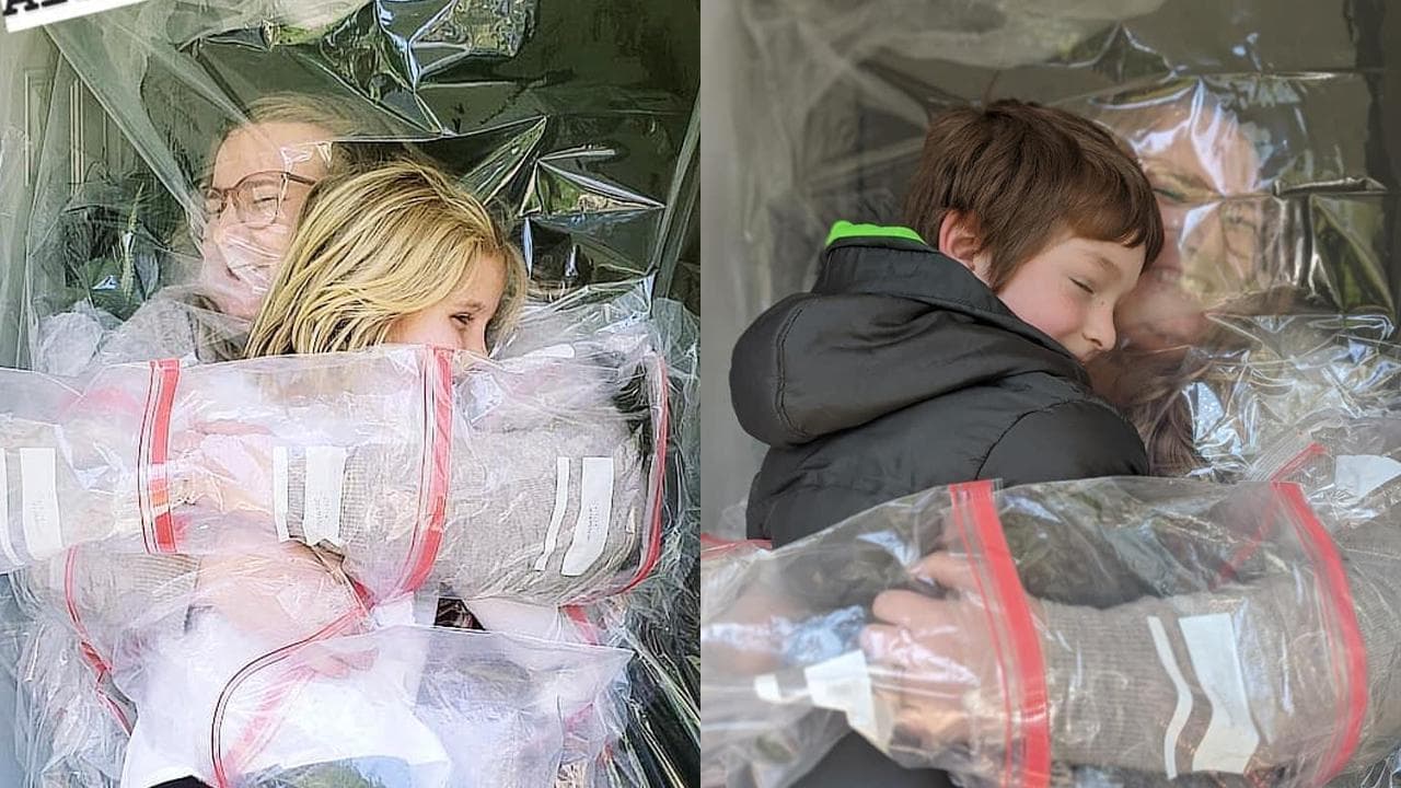 Un'armatura di plastica: così la maestra torna ad abbracciare i suoi allievi