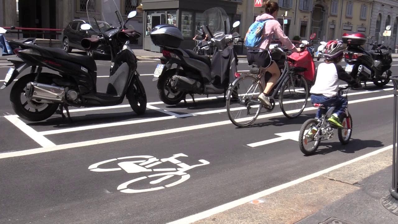 Fase 2, Milano spiana la strada alle bici: "Sarà il mezzo che farà la differenza: 35 km di nuove ciclabili in città"
